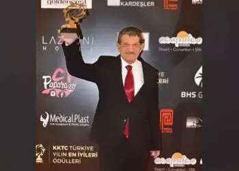 Asoc. El Prof. Dr. Savas Ozyigit recibe el premio a la trayectoria en medicina.